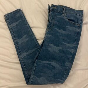 Levi’s 720 High Rise Super Skinny Jeans (Blue Camo) - Size 29x30